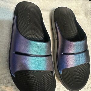 OOFOS Iridescent Black Sandals